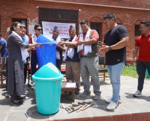 सरसफाईका सामाग्री वितरण गर्नु हुँदै संयोजक आशिष् राई , साैजन्य उमा गुरुङ